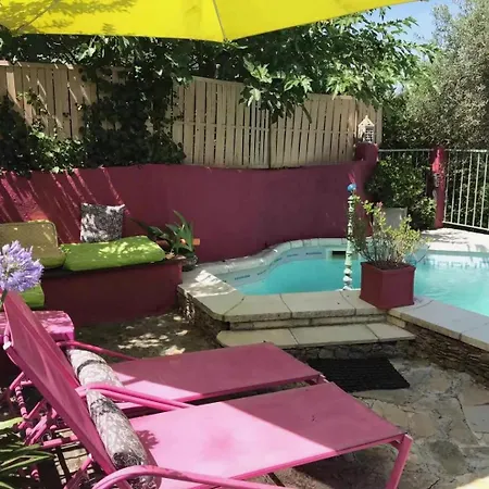 بيت للعطل 2-bedroom House With Pool & Garden *