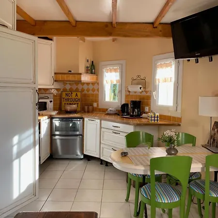 2-bedroom House With Pool & Garden بيت للعطل