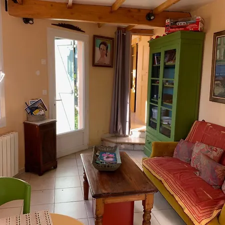 بيت للعطل 2-bedroom House With Pool & Garden *