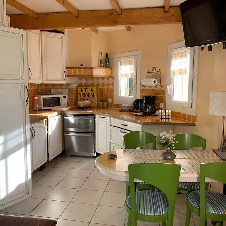2-bedroom House With Pool & Garden Ferienhaus