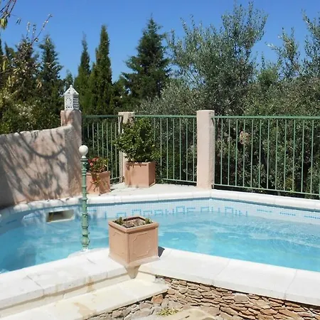 2-bedroom House With Pool & Garden بيت للعطل