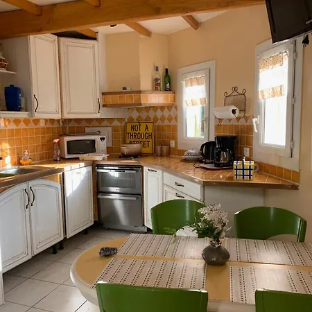 Nyaraló 2-bedroom House With Pool & Garden