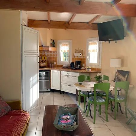 2-bedroom House With Pool & Garden Ferienhaus *