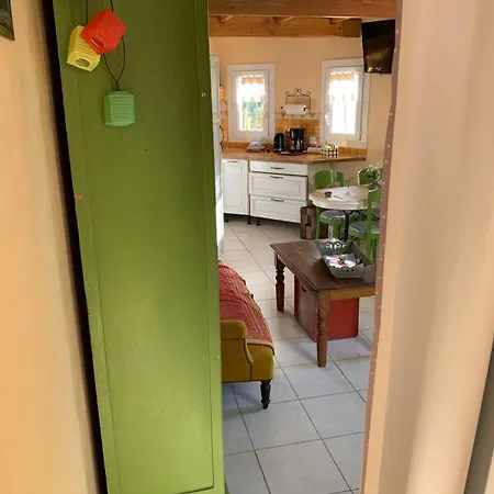 بيت للعطل 2-bedroom House With Pool & Garden *
