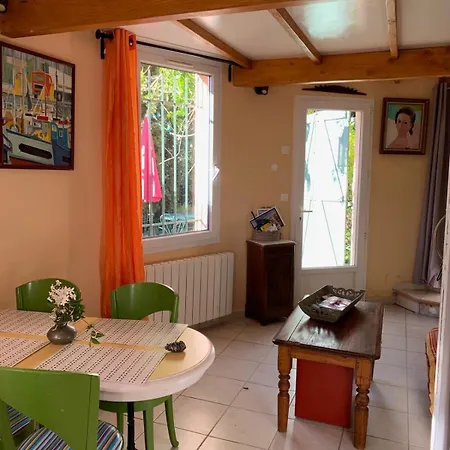 بيت للعطل 2-bedroom House With Pool & Garden *