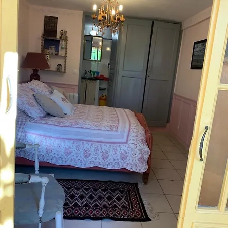 2-bedroom House With Pool & Garden بيت للعطل *