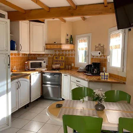 2-bedroom House With Pool & Garden Nyaraló