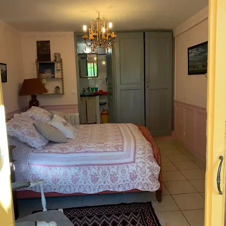 Nyaraló 2-bedroom House With Pool & Garden *