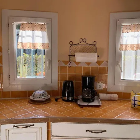 بيت للعطل 2-bedroom House With Pool & Garden